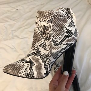 Fashion snakeskin boots